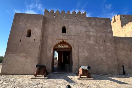 Историческая экскурсия: форт Нizwa, форт Бахла и Джабрин, рынок Нizwa