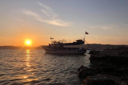 Частная прогулка на лодке на закате
